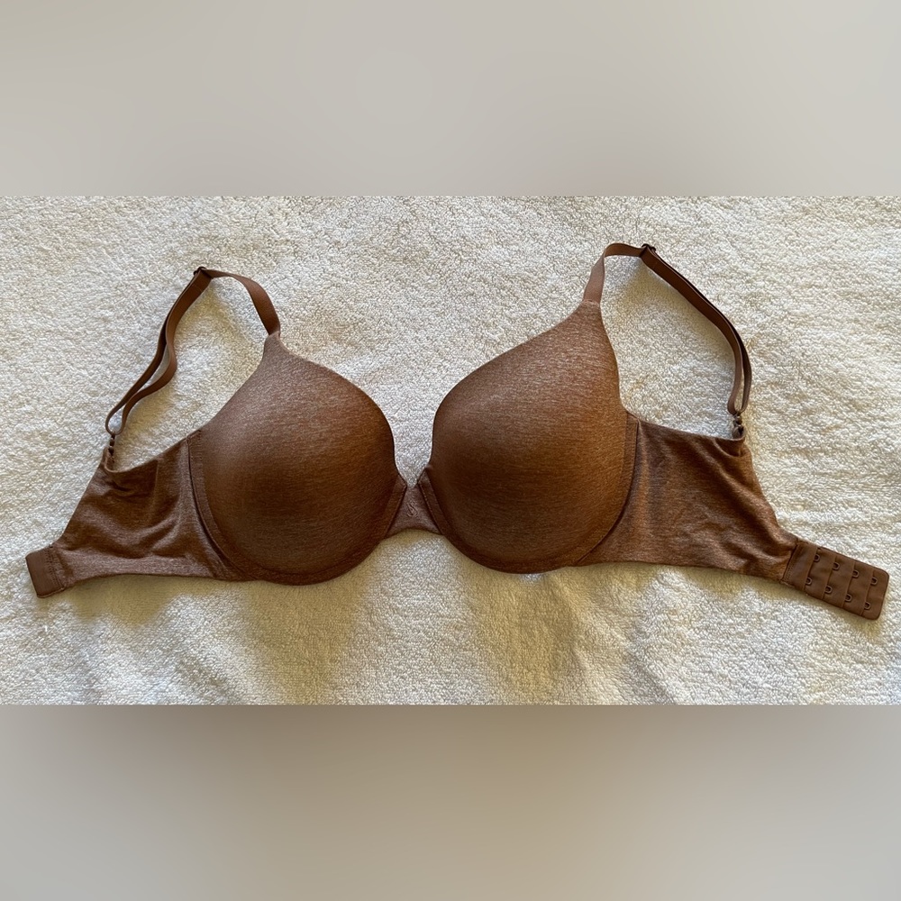 Almost NEW Beige Victorias’ Secret bra - size 32DDD.